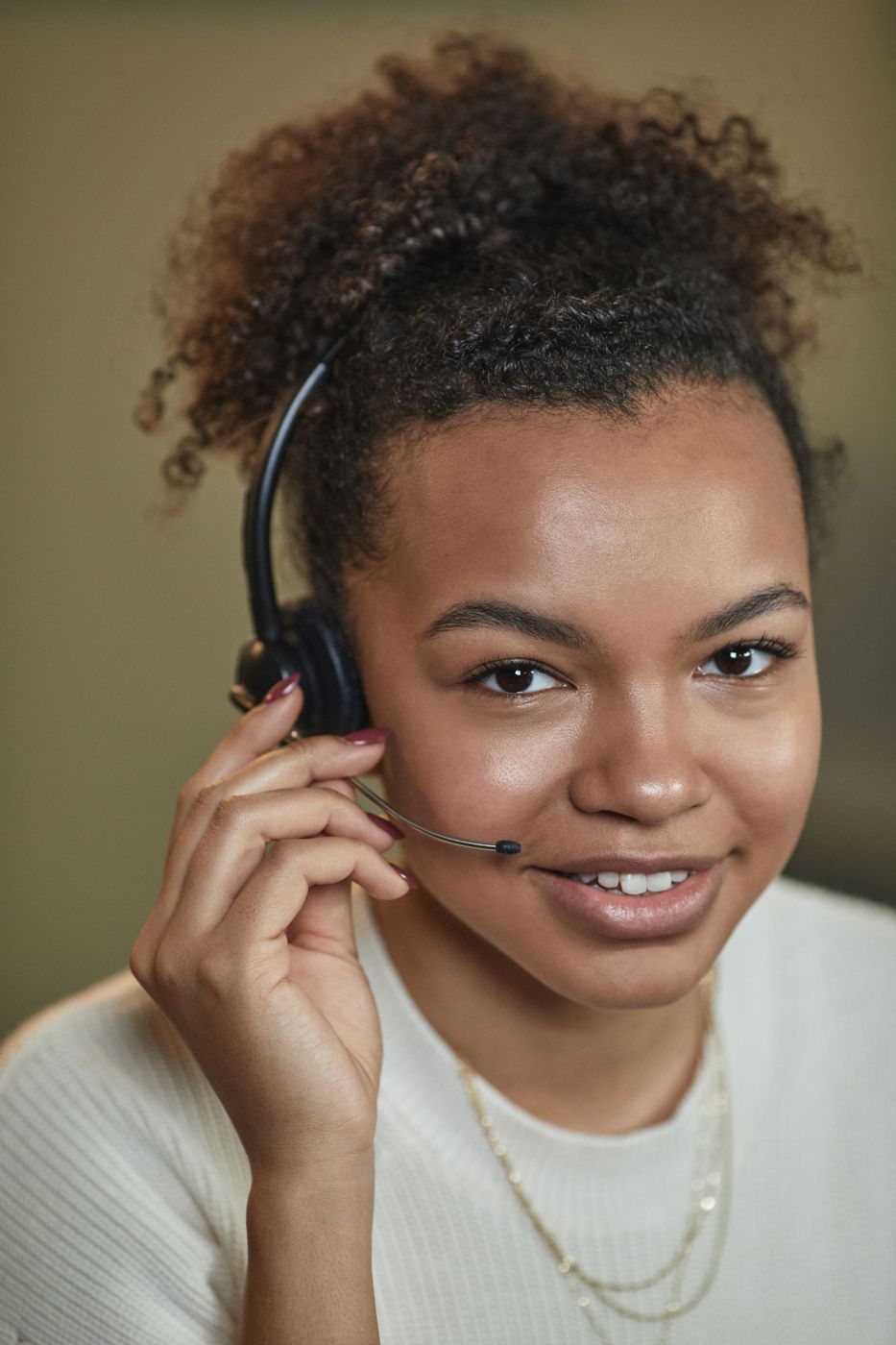 A smiling agent with a headset